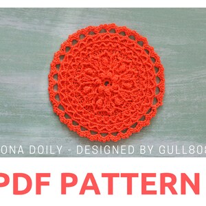 K&ouml;nnte beinhalten: Ein hellorangefarbenes H&auml;keldeckchen mit einem detaillierten Muster. Das Deckchen ist rund und hat einen zarten Spitzenrand. Der Text "MONA DOILY - DESIGNED BY GULL808" befindet sich unter dem Deckchen. Der Text "PDF PATTERN" steht in gro&szlig;en, fetten, roten Buchstaben unter dem Text.