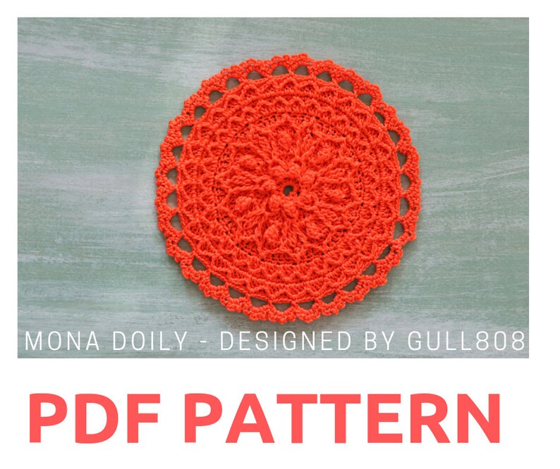 K&ouml;nnte beinhalten: Ein hellorangefarbenes H&auml;keldeckchen mit einem detaillierten Muster. Das Deckchen ist rund und hat einen zarten Spitzenrand. Der Text "MONA DOILY - DESIGNED BY GULL808" befindet sich unter dem Deckchen. Der Text "PDF PATTERN" steht in gro&szlig;en, fetten, roten Buchstaben unter dem Text.