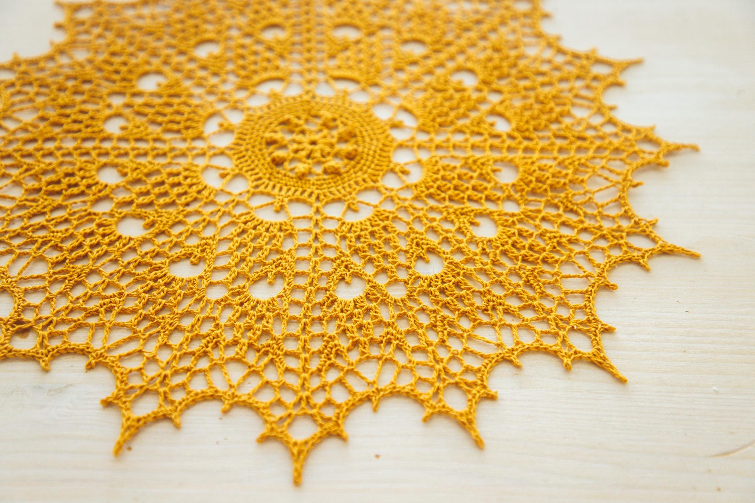 【早い者勝ち】ハンドメイド クロシェ編み ドイリー 円形 手編み 手作りの白いクロシェ編みのドイリー：7インチの円形ボヘミアン