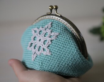 Bleu clair style vintage crochet porte-monnaie, conçu par gull808, décoré avec un flocon de neige au crochet, conçu par Julia Hart. sac à main au crochet