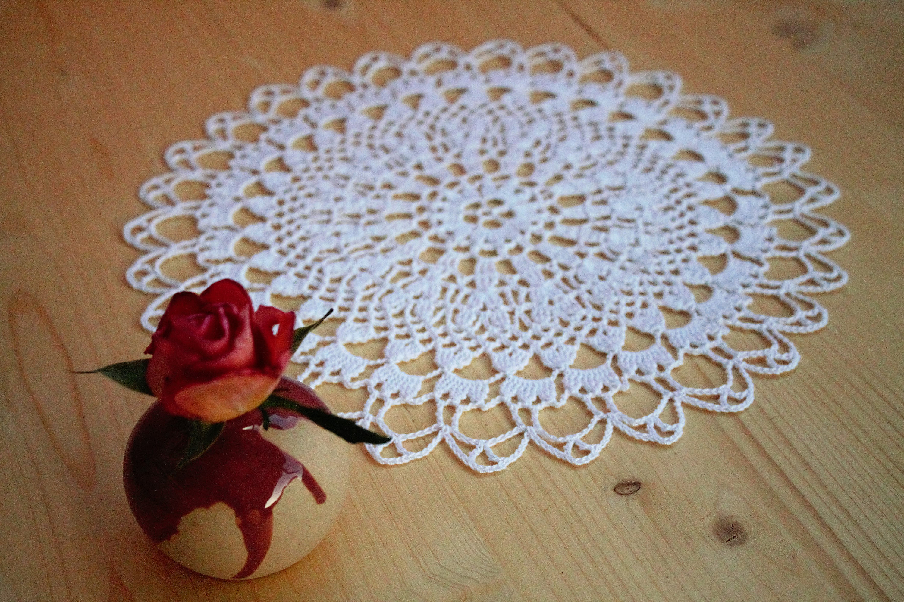 Napperon Rond Brodé Main – Fleurs Pastels Sur Lin Blanc (Diamètre 75 Cm)