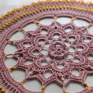 Gehaakt katoenen kleedje: tafelstuk van 32 cm, ontworpen door Olga Shalaeva