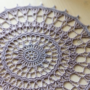 Tapete de algodón de ganchillo vintage: Centro de mesa hecho a mano (22 cm)