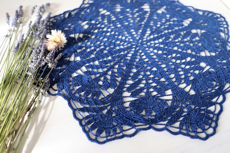 Lotus and Fern crochet doily, designed by Yalanda Wiese, 46 cm, doily, tablecloth, centerpiece, shabby decor, vintage design, lace, retro image 4