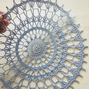 Tapete de algodón de ganchillo vintage: Centro de mesa hecho a mano (22 cm)