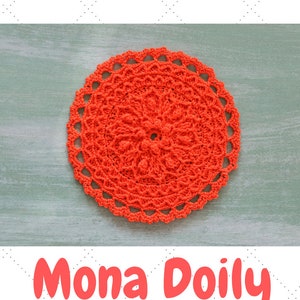 K&ouml;nnte beinhalten: Ein leuchtend orangefarbenes H&auml;keldeckchen mit einem detaillierten Muster. Das Deckchen liegt auf einem gr&uuml;nen Hintergrund. Der Text "Mona Doily" ist in roten Buchstaben unter dem Deckchen geschrieben. Der Text "Crochet Pattern by Gull808 PDF File" ist in schwarzen Buchstaben unter dem Titel geschrieben.