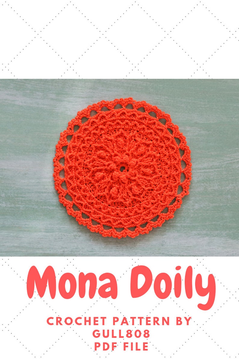 K&ouml;nnte beinhalten: Ein leuchtend orangefarbenes H&auml;keldeckchen mit einem detaillierten Muster. Das Deckchen liegt auf einem gr&uuml;nen Hintergrund. Der Text "Mona Doily" ist in roten Buchstaben unter dem Deckchen geschrieben. Der Text "Crochet Pattern by Gull808 PDF File" ist in schwarzen Buchstaben unter dem Titel geschrieben.