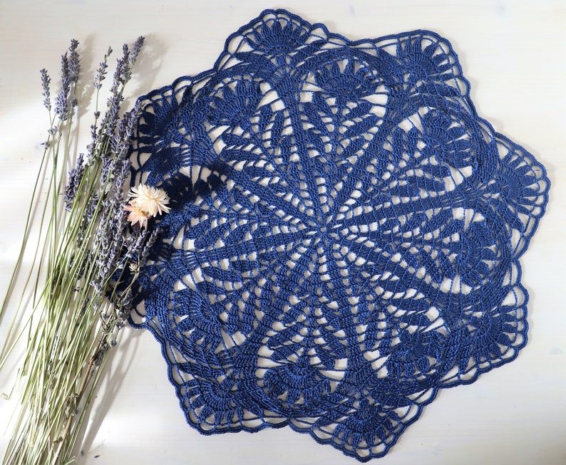 Lotus and Fern crochet doily, diseñado por Yalanda Wiese, 46 cm, doily, mantel, centro de mesa, decoración en mal estado, diseño vintage, encaje, retro imagen 1