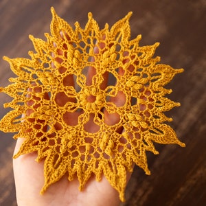 Tapete de ganchillo dorado: decoración de encaje vintage (17 cm)