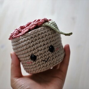 Rosa de crochet en maceta: decoración amigurumi hecha a mano
