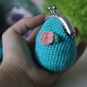 Joli porte-monnaie en crochet avec fleur, conçu par Olga Shalaeva