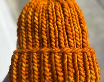 Orange gefaltete Krempe handgestrickte Mütze, weich + matschig, nachhaltige 100% Merinowolle, Mütze, dicke warme Wintermütze, abnehmbarer großer Pom-Pom,