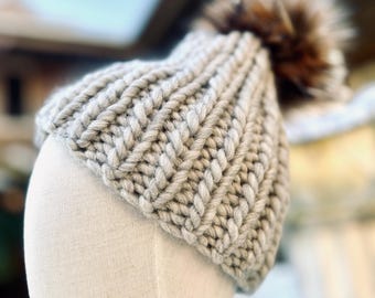Extra Dicke Handstrickmütze, Wolle & The Gang, weiche und warme Wintermütze, abnehmbarer Kunstfellbommel, 100% Wolle, hellgraue Mütze
