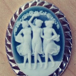 CAMEO  PENDANT Dancing Ladies