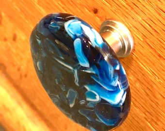 Puxador de gabinete de vidro artístico fundido em cobre marmorizado azul e branco ou botão de gaveta 1,5"
