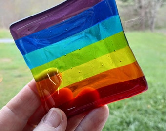 Kleiner Ringhalter aus geschmolzenem Glas in Regenbogenfarben