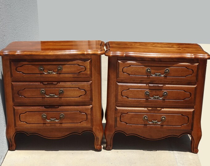 Pair of Vintage Ethan Allen Maple Nightstands LH36
