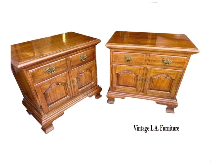 Pair of Vintage Thomasville French Country Brown Nightstands
