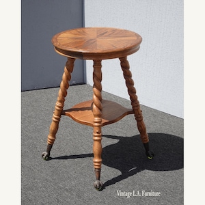 Table d'appoint vintage torsadée en chêne de campagne, 28 po. H, laiton et pieds griffes