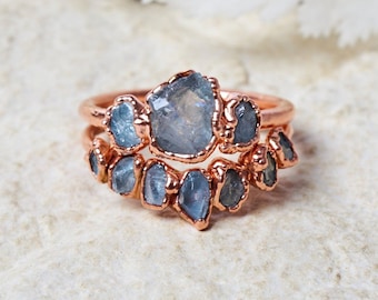 Raw Aquamarine ring, Alternative engagement ring, Rough gemstone wedding set, Bohemian crystal bridal set, Unique rustic organic gem jewelry