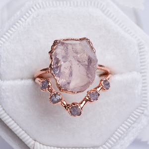 Rozenkwarts en ruwe diamant ringset, sieraden van natuursteen, organisch rustiek kristal, Boheemse alternatieve verloving