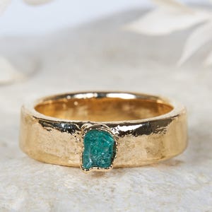 Anillo de esmeralda en bruto, anillo para hombre con piedra personalizable, regalo rústico bohemio alternativo para boda o compromiso.