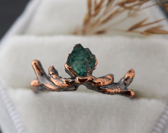 Anillo de esmeralda en bruto, anillo de piedra en bruto, anillo de piedra de rama, anillo de compromiso alternativo, anillo de cristal verde natural