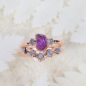 Anel em chevron com rubi bruto e diamantes, Anel de noivado alternativo, Anel com pedra bruta, Anel de noivado boêmio