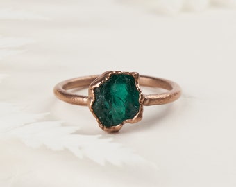 Anillo de esmeralda en bruto, anillo de piedra en bruto, anillo de compromiso alternativo, anillo de cristal verde natural, joyería bohemia rústica