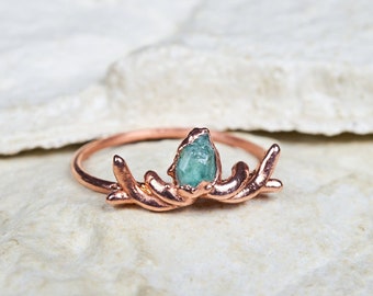 Anillo de esmeralda en bruto, anillo de piedra en bruto, anillo de piedra de rama, anillo de compromiso alternativo, anillo de cristal verde natural