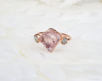 Sofort lieferbar: Ring mit rosévergoldetem Rohdiamanten und Rosenquarz, Natursteinschmuck, rustikaler Boho-Stil mit organischen Kristallen