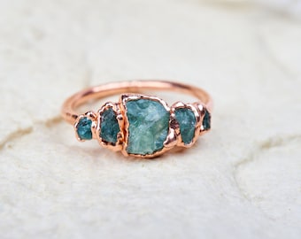 Anillo de esmeralda en bruto, anillo de piedra en bruto, anillo de compromiso alternativo, anillo de cristal verde natural, joyería bohemia rústica