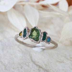 SOFORT LIEFERBAR – Ring aus australischem Tsavorit, Smaragd und Opal. Alternativer Verlobungsring, einzigartiger Boho-Ring mit organischen Kristallrohsteinen. Bild 2