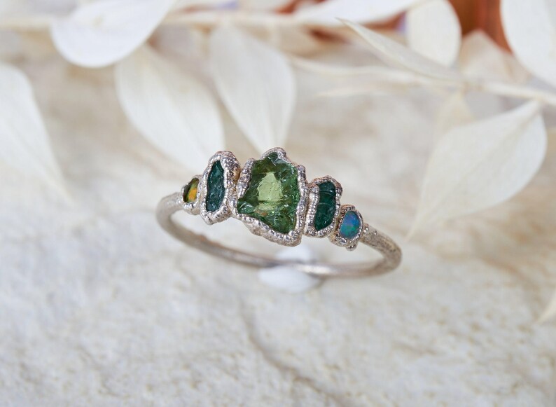 SOFORT LIEFERBAR – Ring aus australischem Tsavorit, Smaragd und Opal. Alternativer Verlobungsring, einzigartiger Boho-Ring mit organischen Kristallrohsteinen. Bild 2