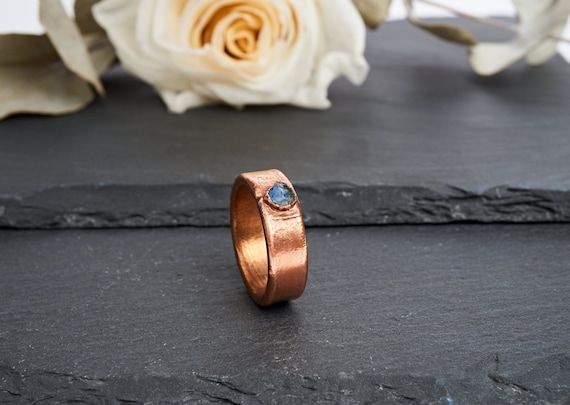 Fedina con zaffiro del Montana grezzo, Anello per uomo con pietra personalizzabile, regalo rustico boho alternativo matrimonio fidanzamento