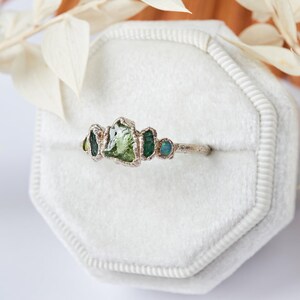 SOFORT LIEFERBAR – Ring aus australischem Tsavorit, Smaragd und Opal. Alternativer Verlobungsring, einzigartiger Boho-Ring mit organischen Kristallrohsteinen. Bild 5