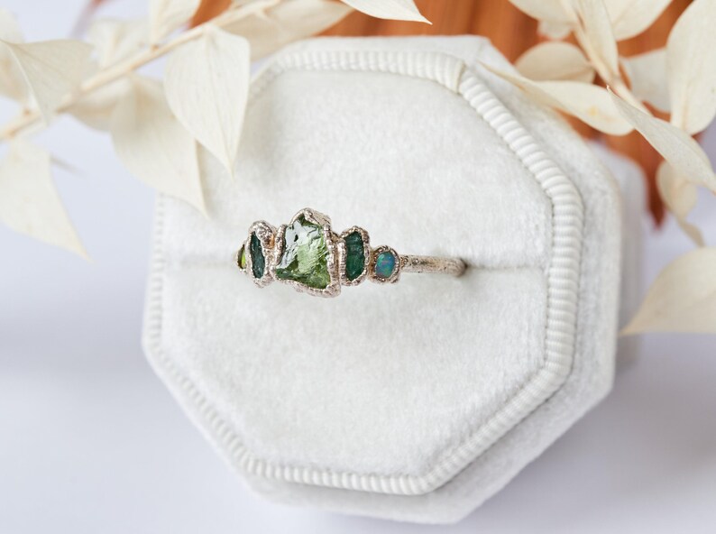 SOFORT LIEFERBAR – Ring aus australischem Tsavorit, Smaragd und Opal. Alternativer Verlobungsring, einzigartiger Boho-Ring mit organischen Kristallrohsteinen. Bild 5