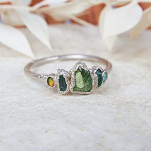 SOFORT LIEFERBAR – Ring aus australischem Tsavorit, Smaragd und Opal. Alternativer Verlobungsring, einzigartiger Boho-Ring mit organischen Kristallrohsteinen. Bild 1
