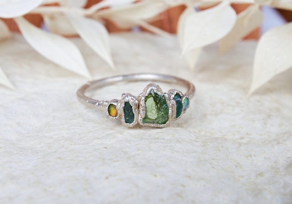 READY TO SHIP - Anello con tsavorite, smeraldi e opali australiani. Fidanzamento alternativo, pietra grezza cristallo organico boho unico