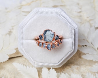 Anillo de aguamarina en bruto y zafiro de Montana, idea de compromiso alternativa, joyería de piedras preciosas azules naturales, regalo único para ella.