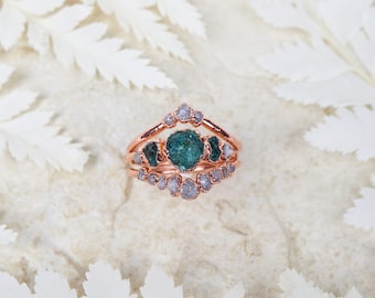 Conjunto de anillo de esmeralda y diamante en bruto, anillo de compromiso alternativo de piedra natural, joyería rústica bohemia ética hecha a mano.