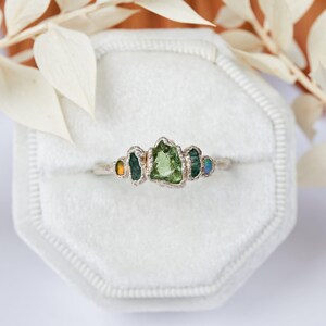 SOFORT LIEFERBAR – Ring aus australischem Tsavorit, Smaragd und Opal. Alternativer Verlobungsring, einzigartiger Boho-Ring mit organischen Kristallrohsteinen. Bild 4