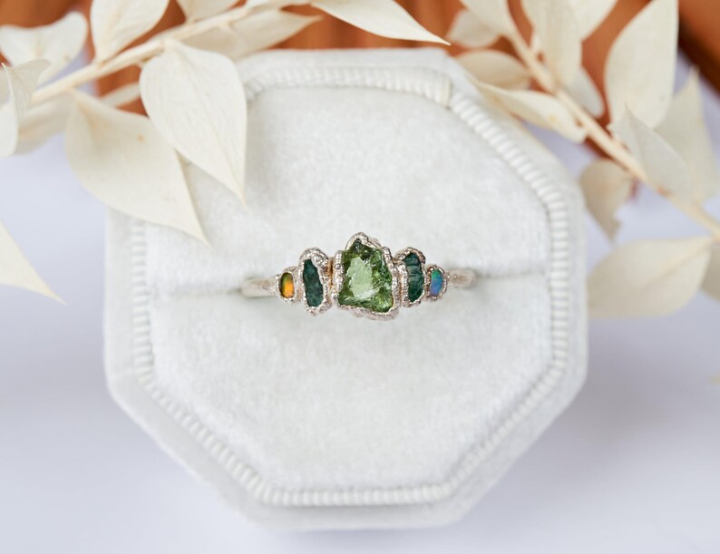 SOFORT LIEFERBAR – Ring aus australischem Tsavorit, Smaragd und Opal. Alternativer Verlobungsring, einzigartiger Boho-Ring mit organischen Kristallrohsteinen. Bild 4