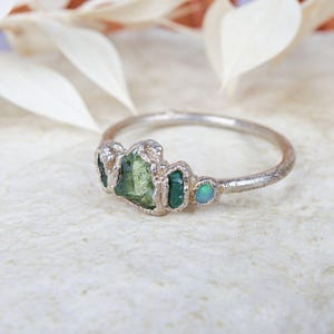 SOFORT LIEFERBAR – Ring aus australischem Tsavorit, Smaragd und Opal. Alternativer Verlobungsring, einzigartiger Boho-Ring mit organischen Kristallrohsteinen. Bild 3