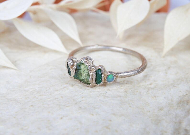 SOFORT LIEFERBAR – Ring aus australischem Tsavorit, Smaragd und Opal. Alternativer Verlobungsring, einzigartiger Boho-Ring mit organischen Kristallrohsteinen. Bild 3