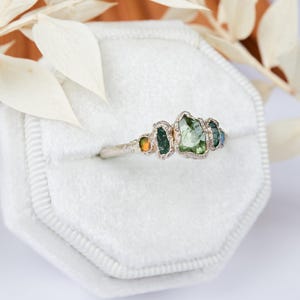 SOFORT LIEFERBAR – Ring aus australischem Tsavorit, Smaragd und Opal. Alternativer Verlobungsring, einzigartiger Boho-Ring mit organischen Kristallrohsteinen. Bild 6