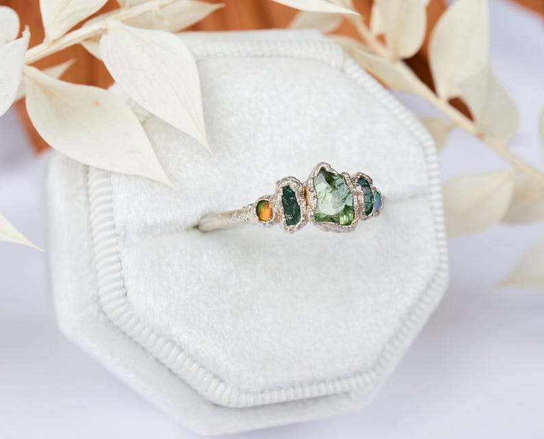 SOFORT LIEFERBAR – Ring aus australischem Tsavorit, Smaragd und Opal. Alternativer Verlobungsring, einzigartiger Boho-Ring mit organischen Kristallrohsteinen. Bild 6