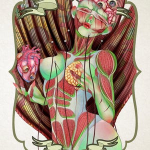 K&ouml;nnte beinhalten: Eine digitale Illustration mit dem Titel Frankenstein Freak Show, die eine anatomische Figur mit freiliegendem Muskelgewebe, einem gehirnartigen Kopf und einem in der Hand gehaltenen Herzen zeigt. Die Figur ist mit Nadeln und F&auml;den verziert.