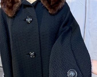 Abrigo de lana texturizada negra de los años 50-60 con cuello de piel de visón marrón