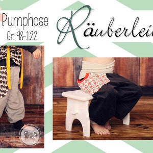 Könnte beinhalten: Zwei Kinder tragen bunte Hosen. Das Kind links trägt graue Hosen mit einem schwarz-weißen Muster und einen gelben Gürtel. Das Kind rechts trägt schwarze Hosen mit einem rot-weißen gemusterten Stoff auf der Rückseite. Der Text "Pumphose Gr. 98-122" befindet sich oben im Bild.